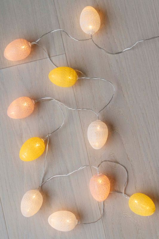 LED-lysslynge med raffiaegg – 10 lys Pastell