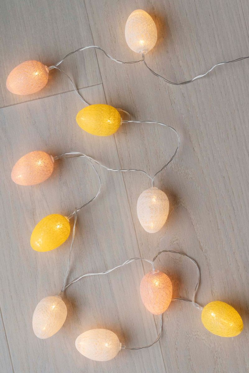 LED-lysslynge med raffiaegg – 10 lys Pastell