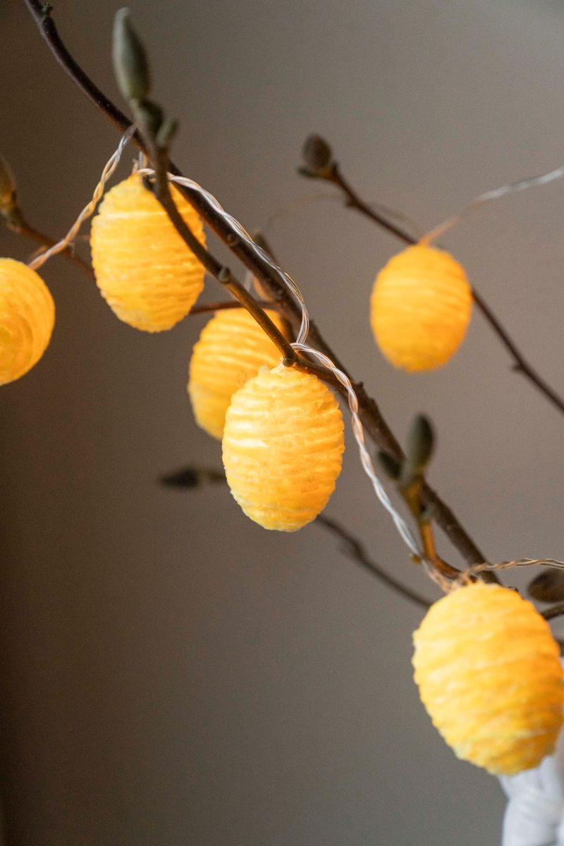 LED-lysslynge med raffiaegg – 10 lys – Gul