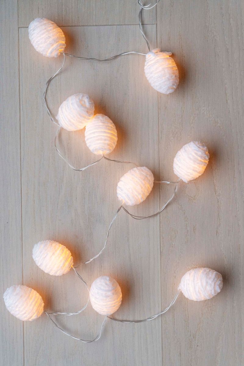 LED-lysslynge med raffiaegg – 10 lys – Hvit