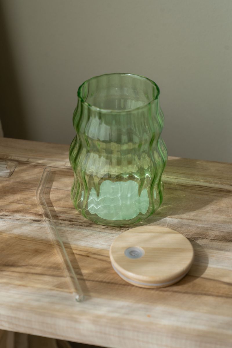 Glass med sugerør – 400 ml – Grønn