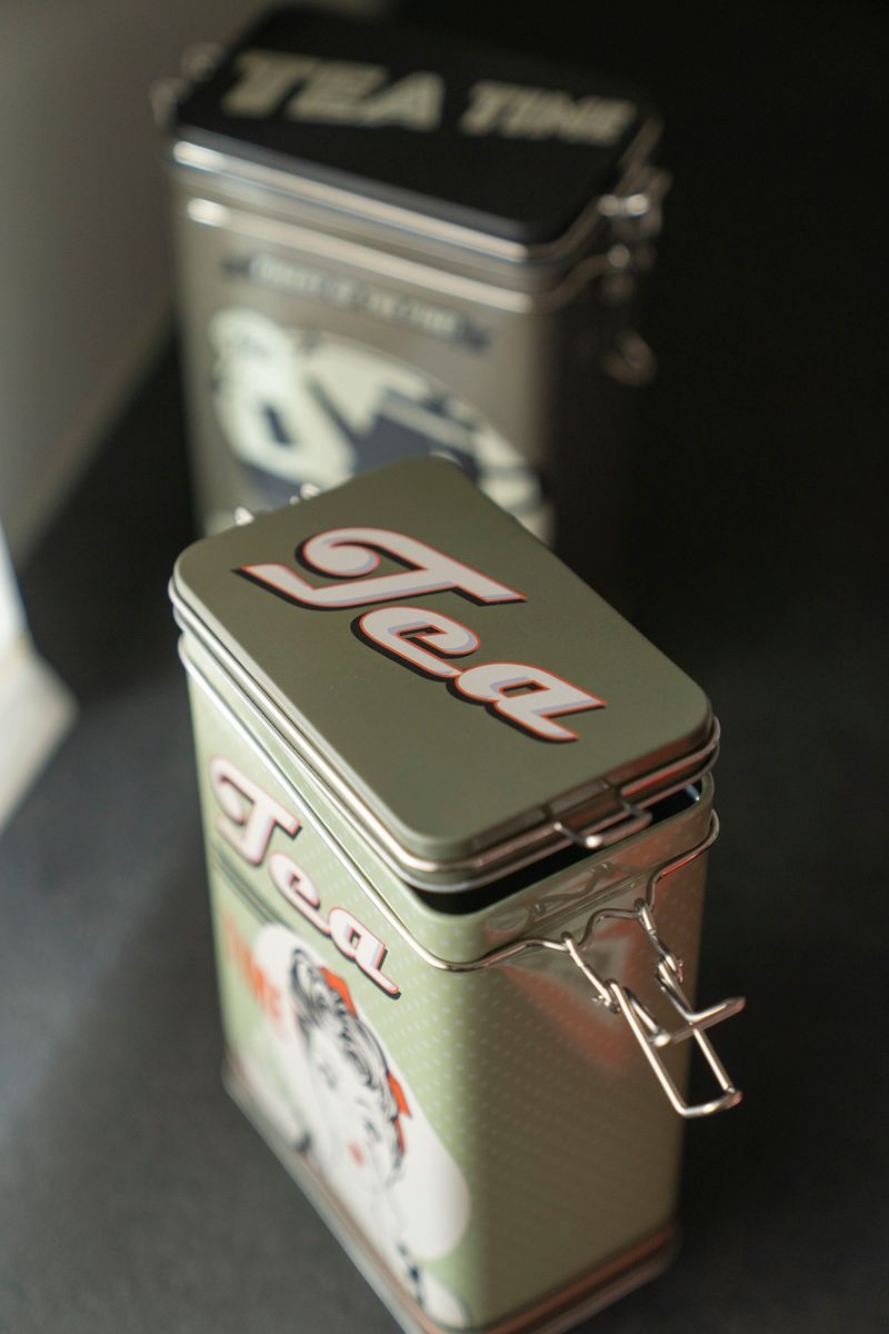 Retro Oppbevaringsboks i metall – H18 cm – Tea Time Lys