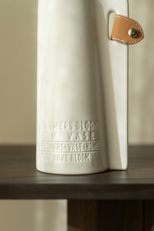 Vase - Relieff - 10x8x18cm - Hvit