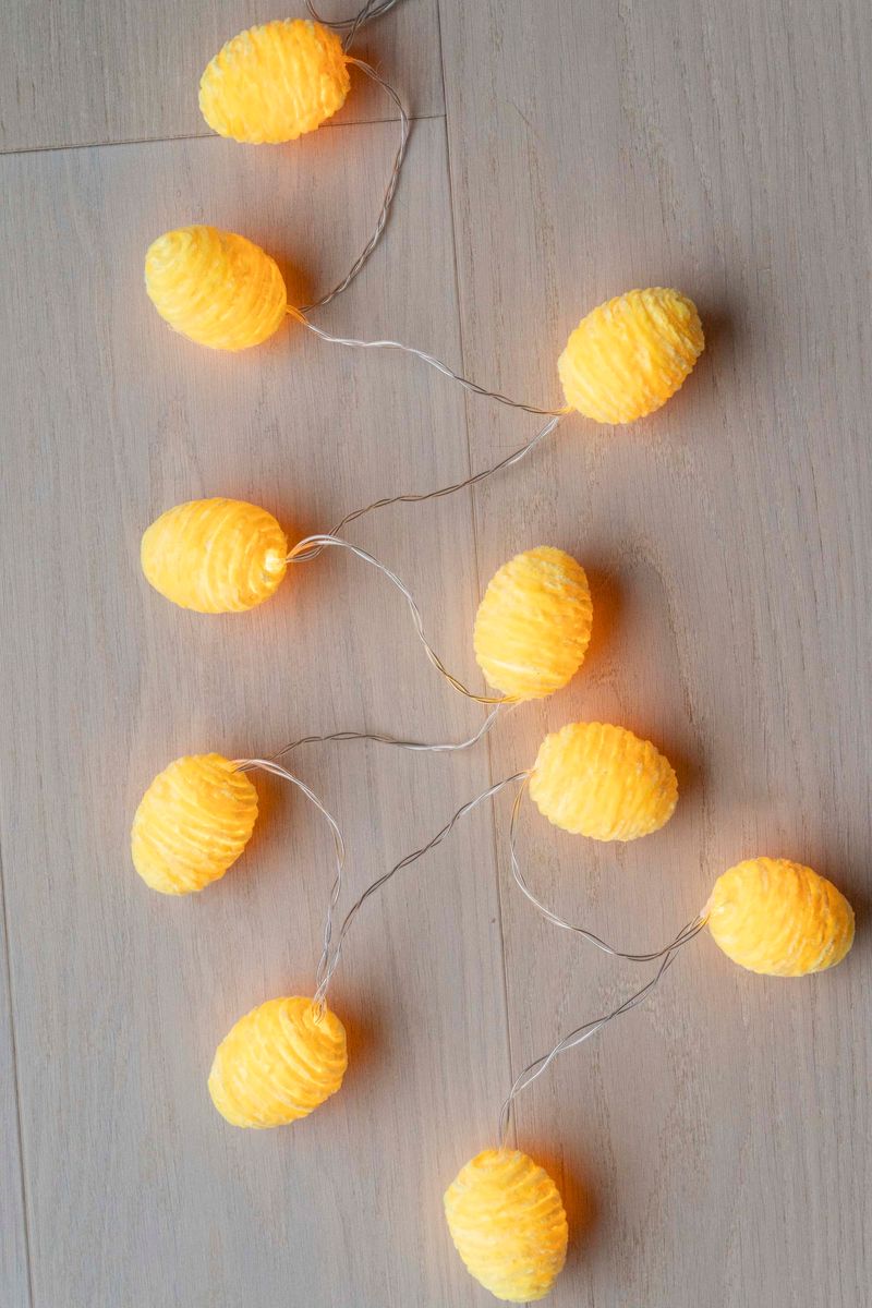 LED-lysslynge med raffiaegg – 10 lys – Gul
