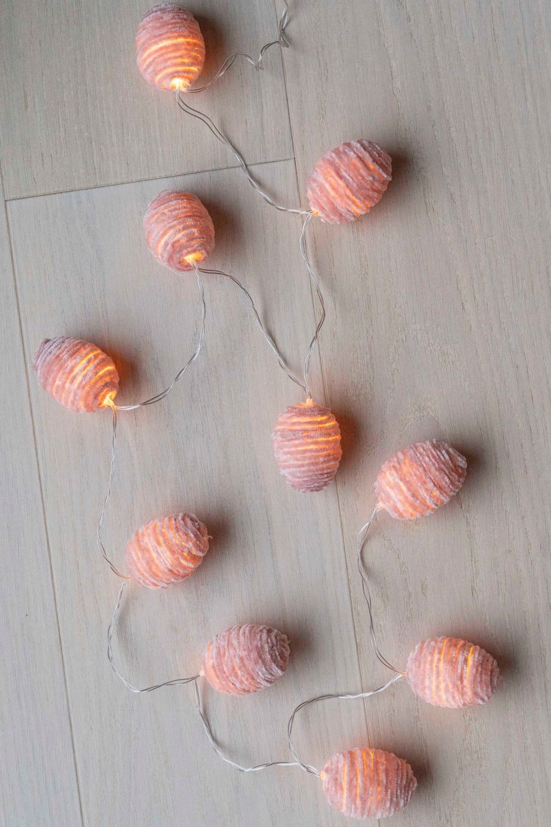 LED-lysslynge med raffiaegg – 10 lys – Rosa