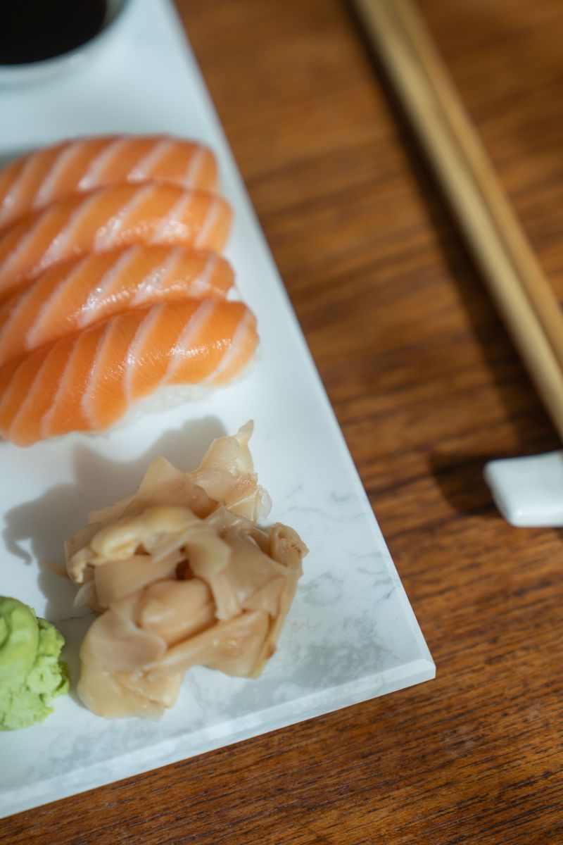 Sushisett med marmorfat – 9 deler