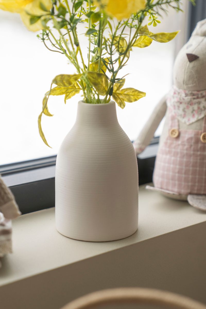 Kunstig blomst i dolomittvase – 9×9×36 cm – Gul