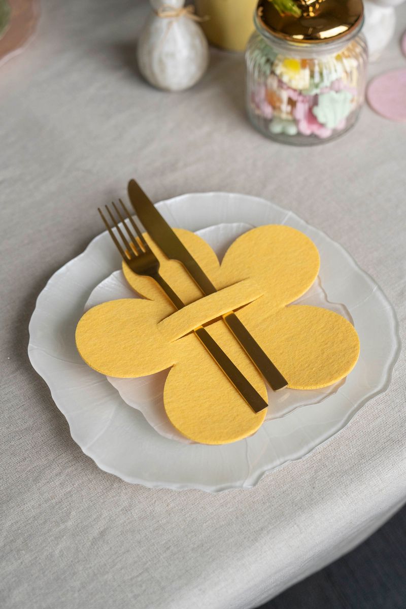 Bestikkholder blomst – filt – Gul