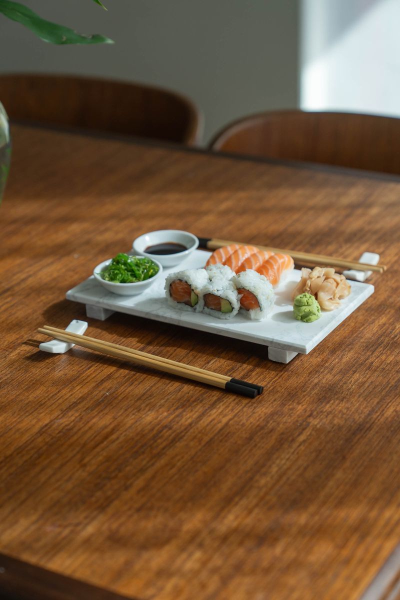 Sushisett med marmorfat – 9 deler